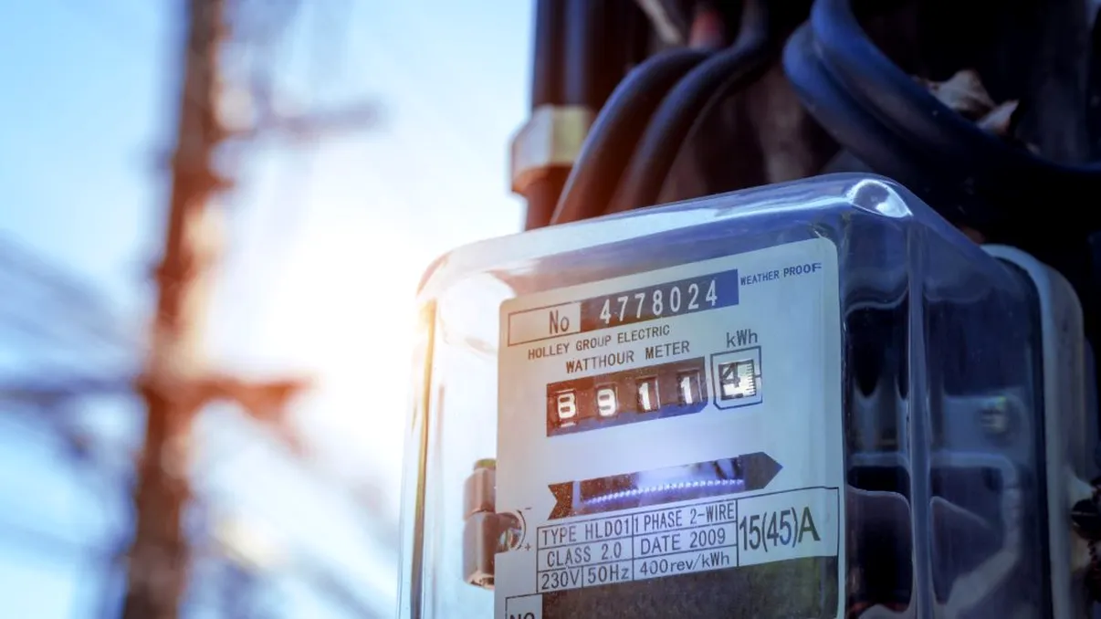 Furnizorii de energie din România, luați la bani mărunți de ANRE: a plouat cu amenzi, ce s-a descoperit