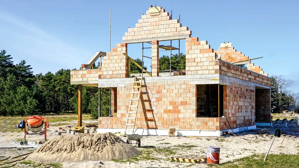 S-a schimbat legea pentru români, ai scăpat de autorizația de construcție: lista completă a situațiilor în care construiești fără ”dosar cu șină”