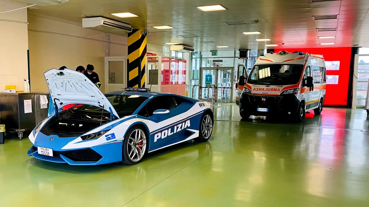 Lamborghini și poliția salvează vieți: cum a fost livrat cel mai frumos cadou de Crăciun
