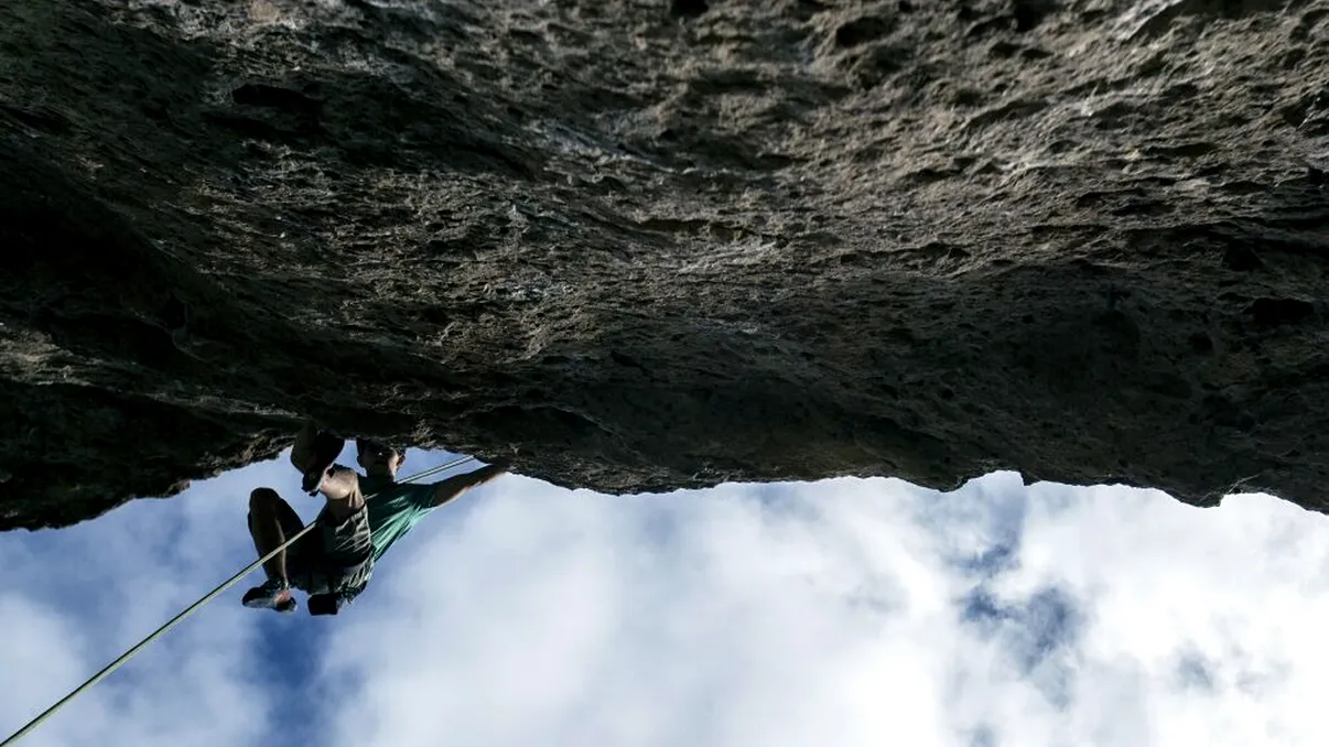 Misterioasa inscripție descoperită de un alpinist român: cât de veche se bănuiește a fi, de fapt