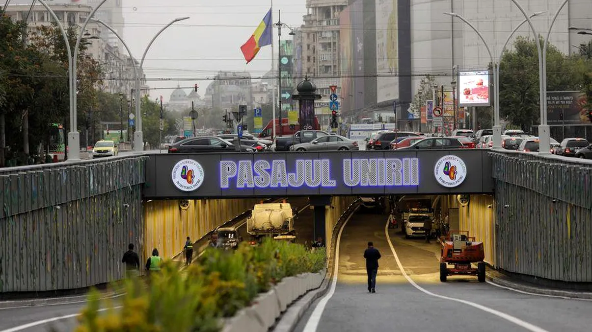 Restricții aprobate în Piața Unirii din București, după ce au apărut tasări în asfalt. Ce mașini nu mai pot circula prin centrul Capitalei