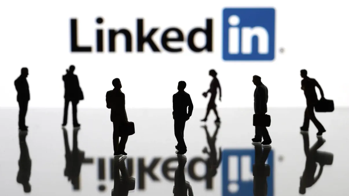 Cum să-ți încarci CV-ul pe LinkedIn și să te apropii de jobul dorit
