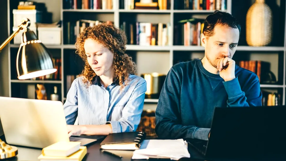 Ce se întâmplă într-un cuplu atunci când ambii parteneri lucrează de acasă: concluzia cercetătorilor