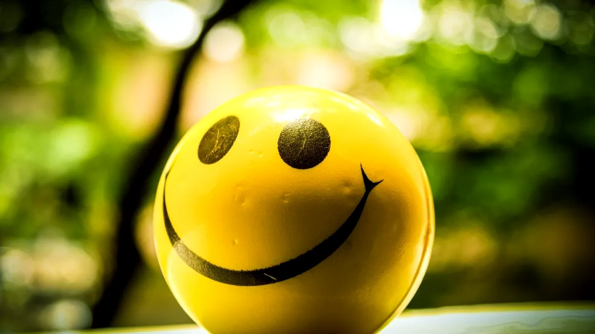 Ce se întâmplă în creierul tău atunci când îi zâmbești fals șefului: explicația cercetătorilor