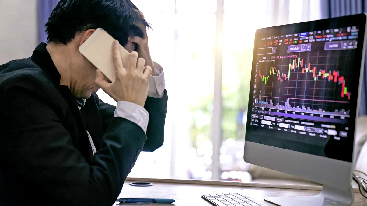 Investițiile sunt o călătorie care începe cu “de ce”: cum ești influențat de presă, prieteni, Google și Facebook