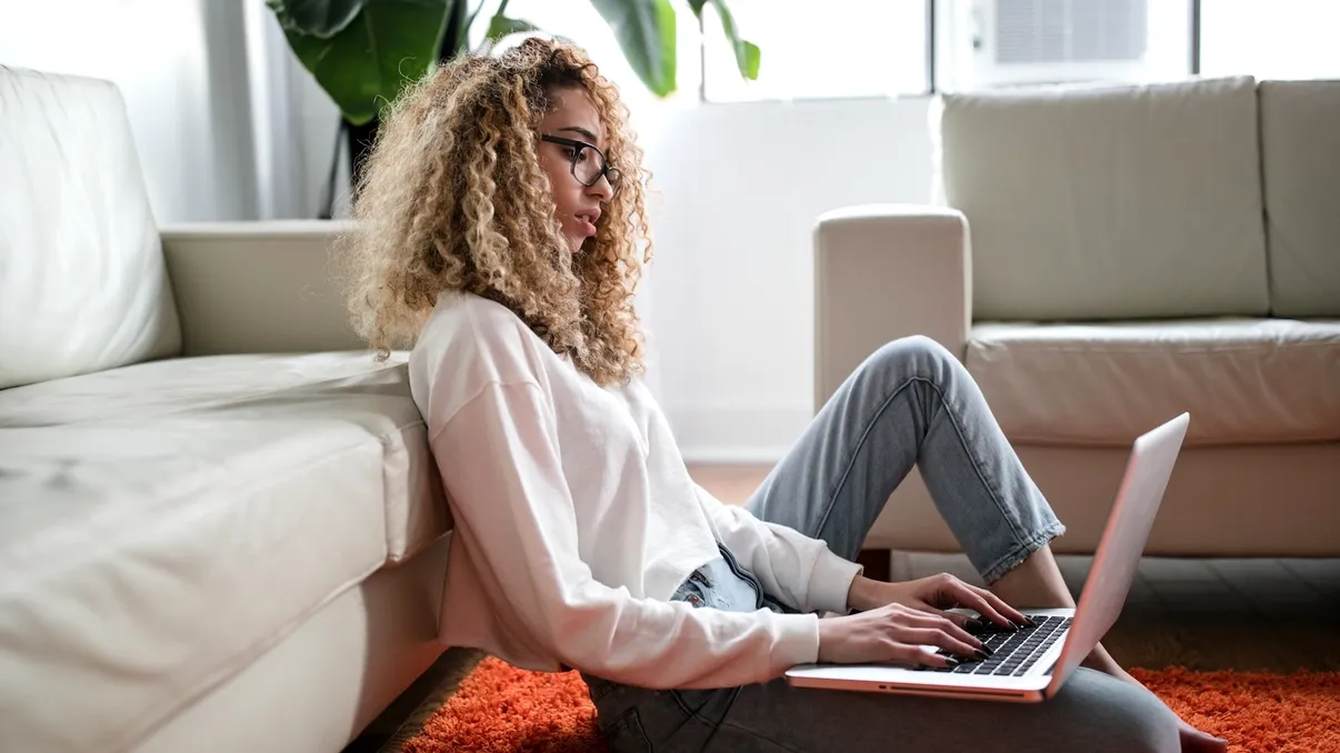 Gigantul care își vrea angajații din nou la birou: se sfârșește perioada cu lucrul de acasă?