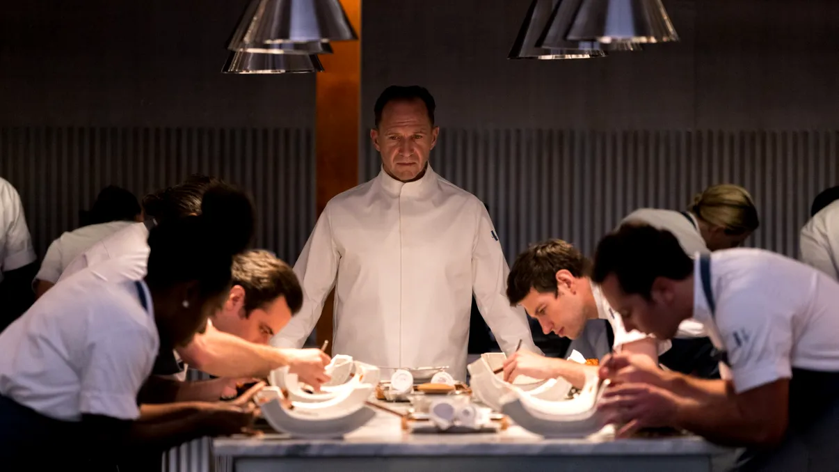 REVIEW The Menu - filmul cu Ralph Fiennes pentru care îți trebuie „stomac tare”
