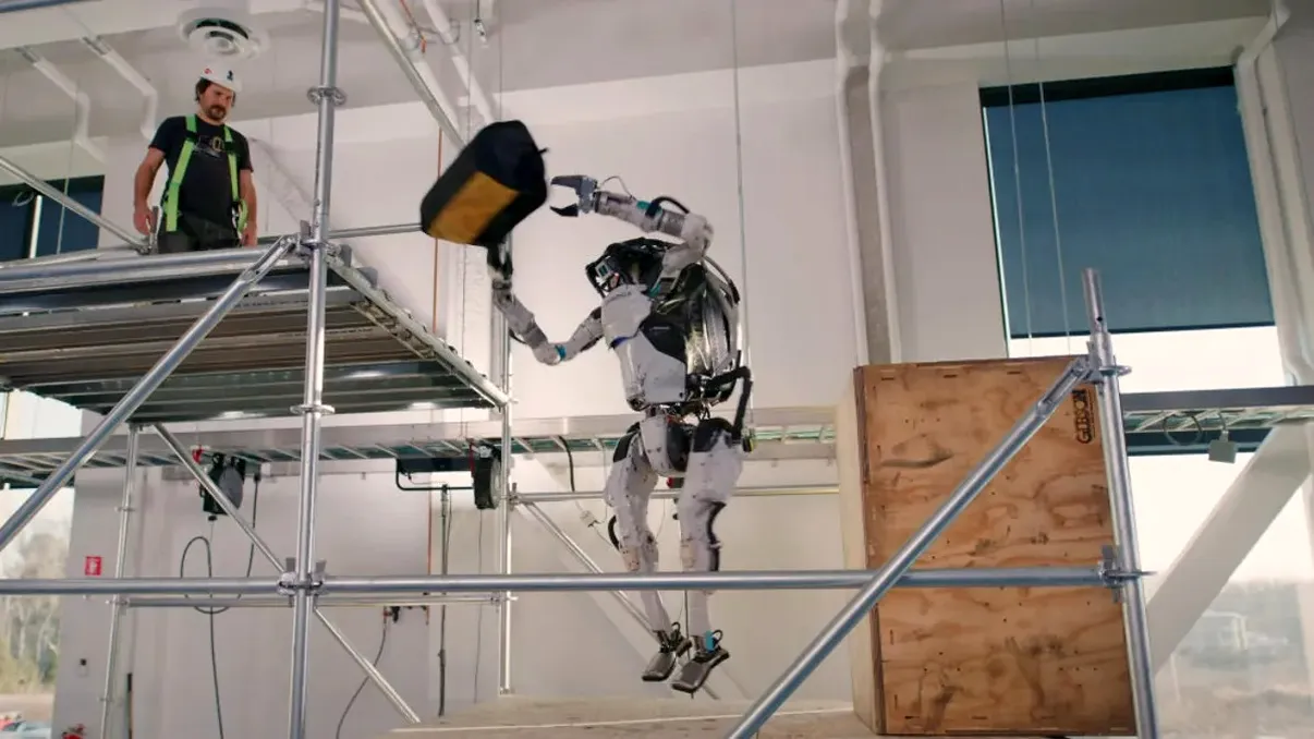 Robotul acrobat și dornic de muncă ce te-ar putea înlocui, în viitor: ce știe să facă Atlas
