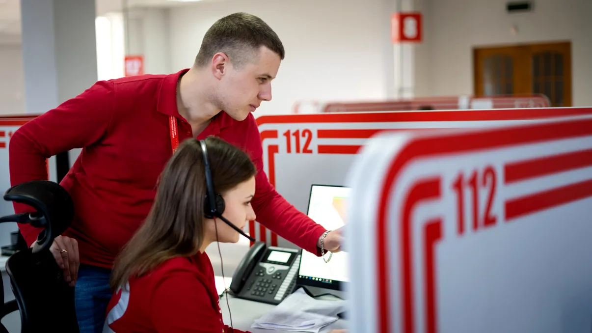 Amendă de până la 4000 de lei pentru românii care sună la 112: ce înseamnă să abuzezi de numărul de urgență, greșeala banală