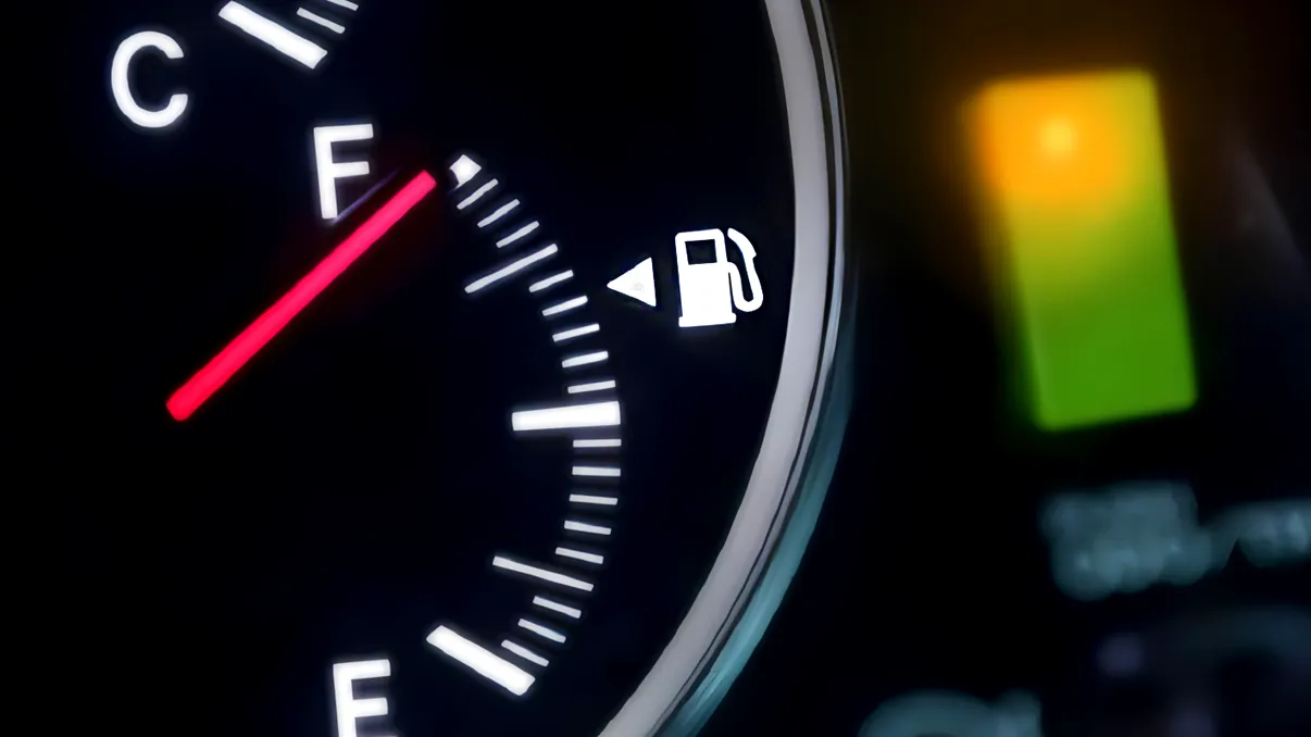 Ce înseamnă săgeata de lângă martorul de carburant din bordul maşinii. Detaliul de care şoferii habar nu au, ce trebuie să facă