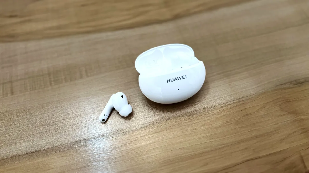 REVIEW HUAWEI FreeBuds 5i – căștile impozante care fac minuni dintr-un pachet mic