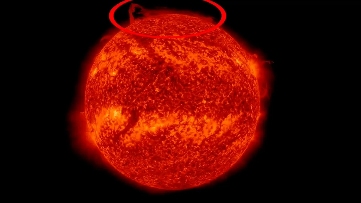 O parte a Soarelui s-a rupt și a format un vortex. Oamenii de știință sunt uimiți și nu-și explică fenomenul