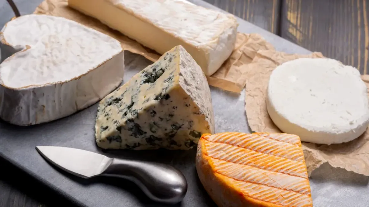 Știința din spatele brânzeturilor: de ce ne place brânza ”puturoasă”