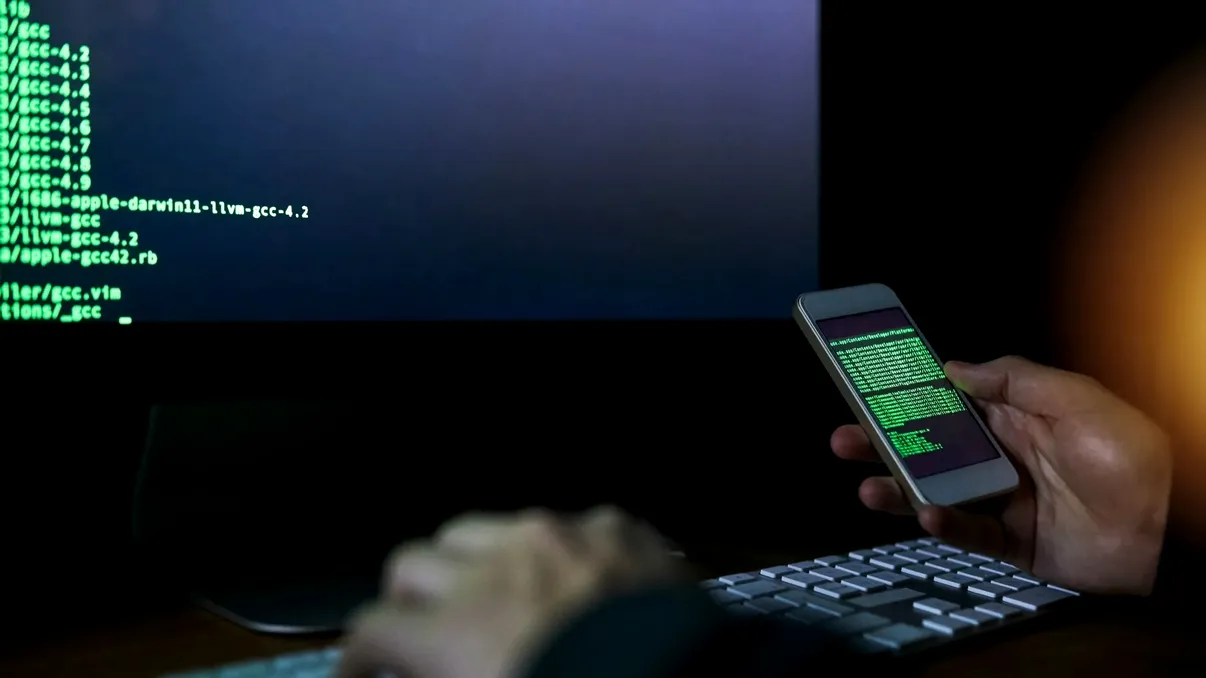 Cum știi dacă îți citește și altcineva mesajele: ce spun experții despre hackeri, care sunt semnele clare că ești spionat