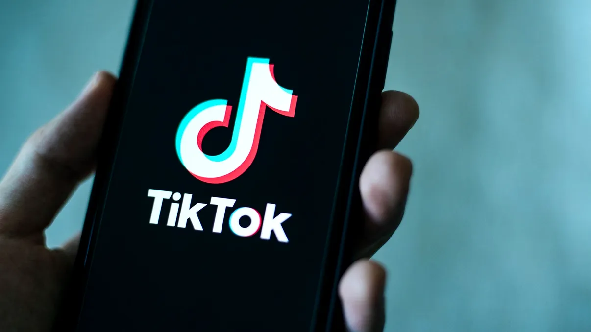 Videoclipurile de pe TikTok, pe bani: cine se îmbogățește din această schimbare, de fapt