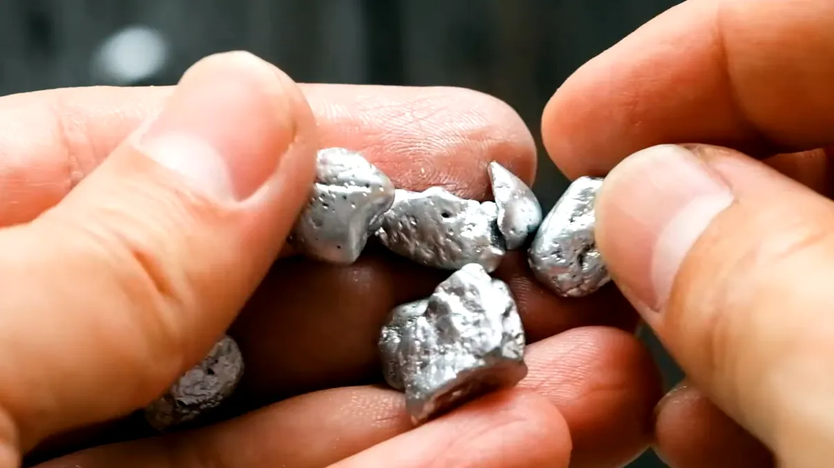 Cel mai rar și mai scump metal prețios. Este de zece ori mai valoros decât aurul și este posibil să-l deții