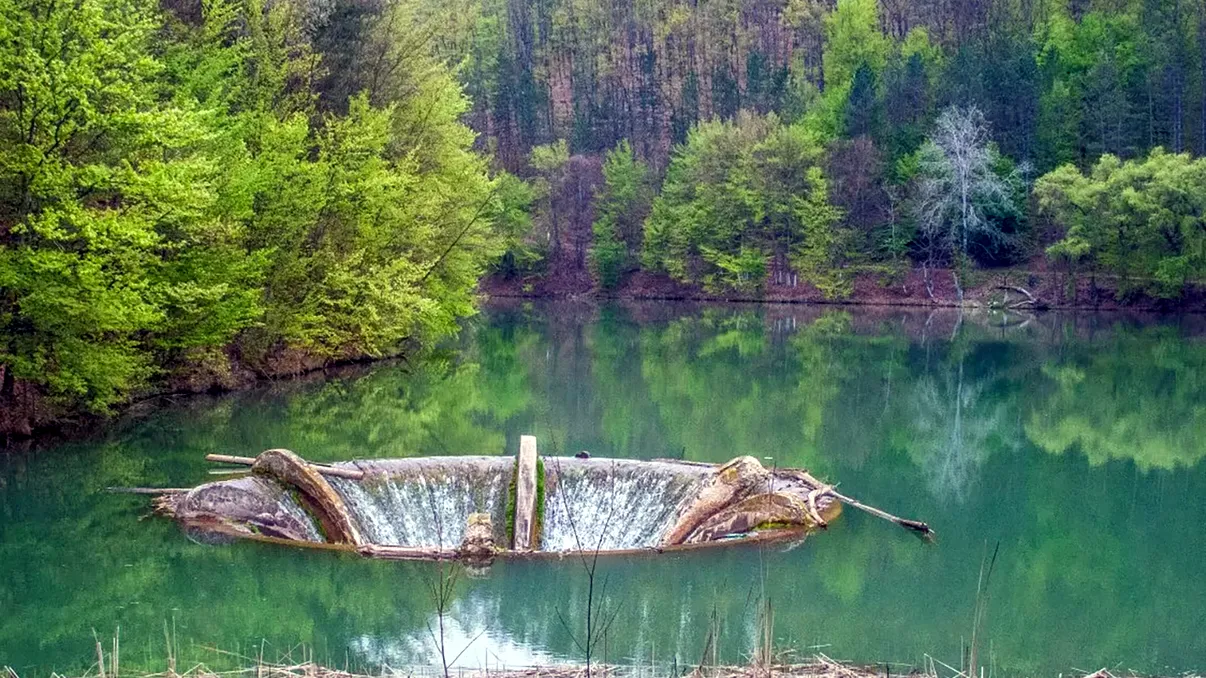 Lacul fantastic din România care atrage turiștii ca un magnet. Plătesc bani grei pentru a face poze aici, de ce e special