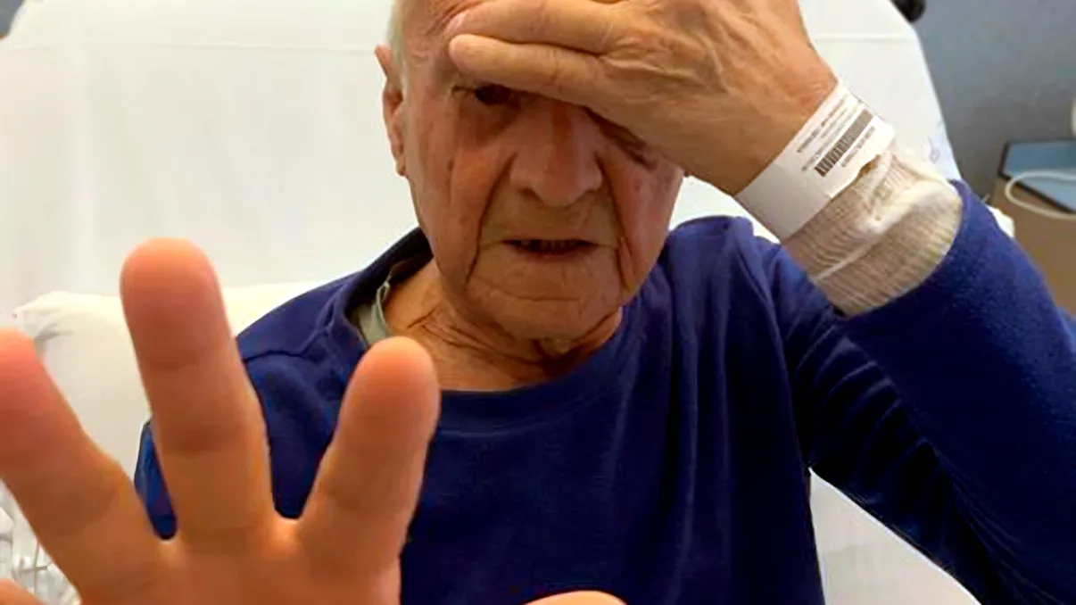 Un bărbat complet orb și-a recăpătat vederea după un autotransplant de cornee. Intervenția este o premieră mondială în medicină