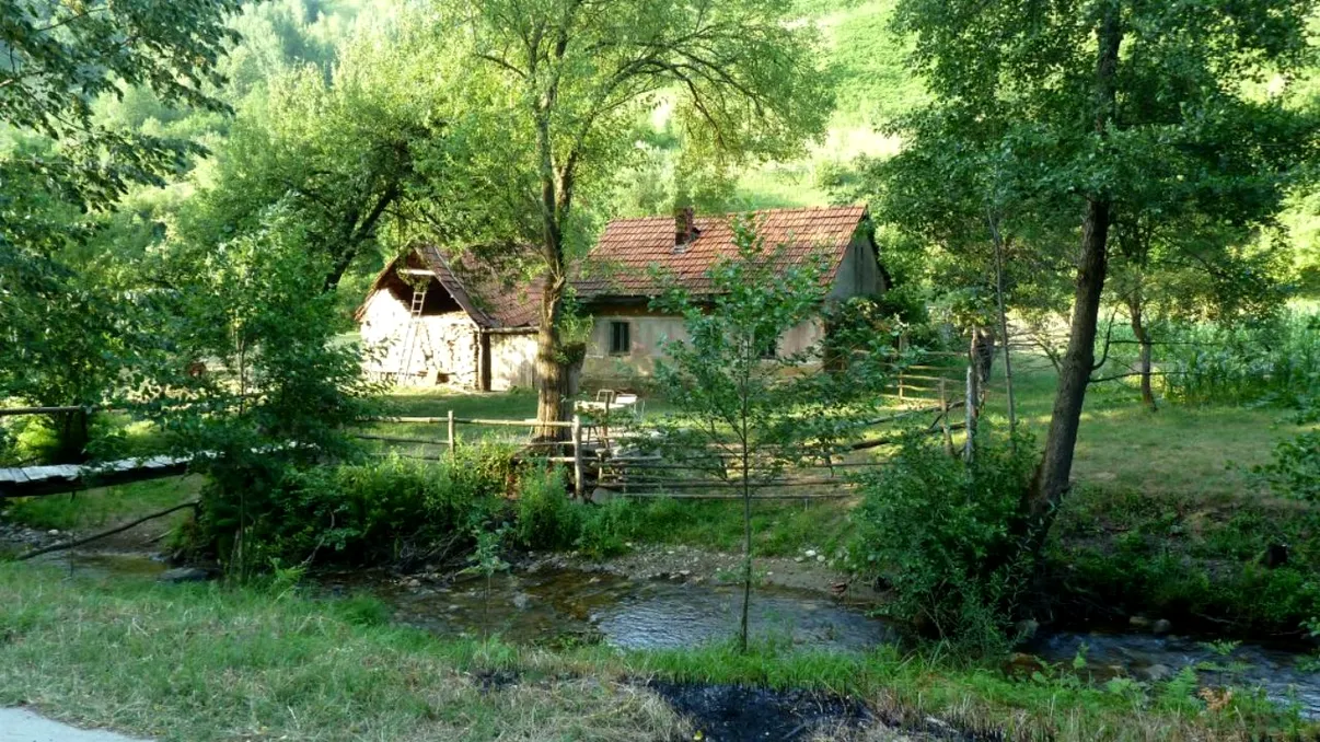 Satul fantomă din România pe care românii nu se încumetă să îl viziteze