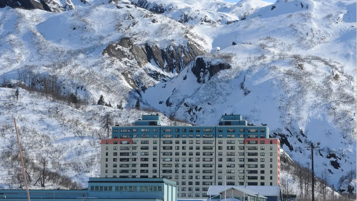 Un oraș întreg locuiește într-un singur bloc: unde se află locul care atrage turiștii curioși