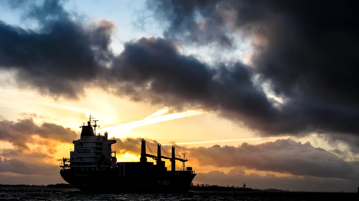 Enigma „flotei fantomă” a lui Putin. Sute de nave ajută în secret Rusia, dar nimeni nu știe de unde vin