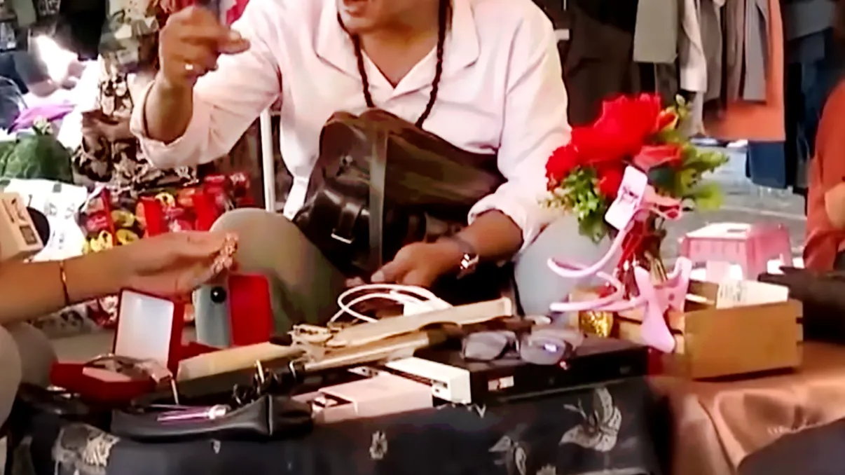 Fosta vedetă a anilor '90 a ajuns sa doarmă pe străzi și să vândă chilipiruri pe marginea drumului ca să se hrănească