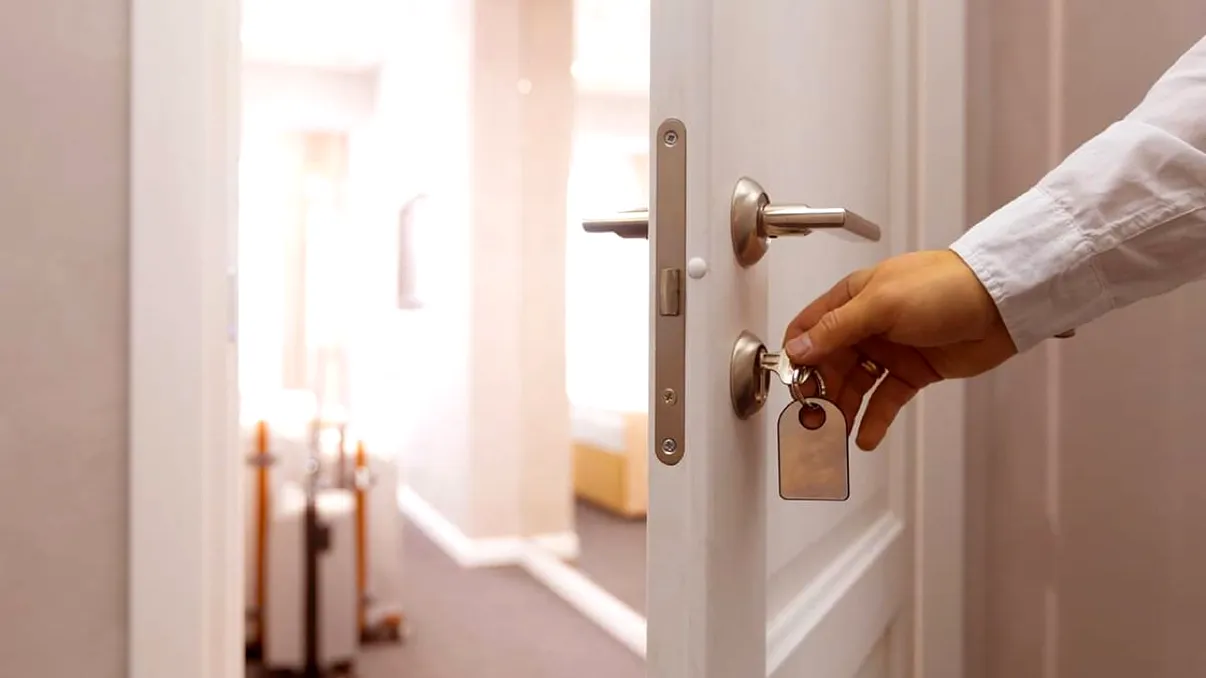 Ce trebuie să faci obligatoriu când intri în camera de hotel. Detaliul major la care să fii atent imediat