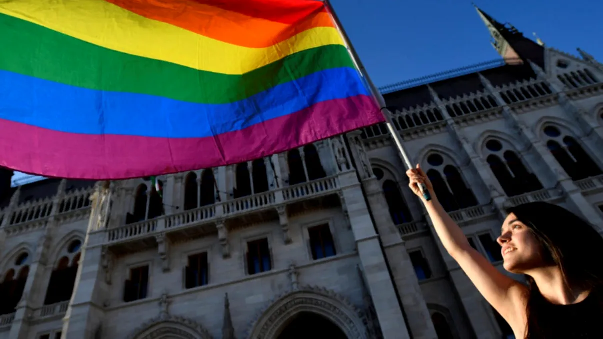 Lege controversată în Ungaria împotriva LGBTQ. Cetățenii pot raporta anonim cei care „pun la îndoială rolul căsătoriei”