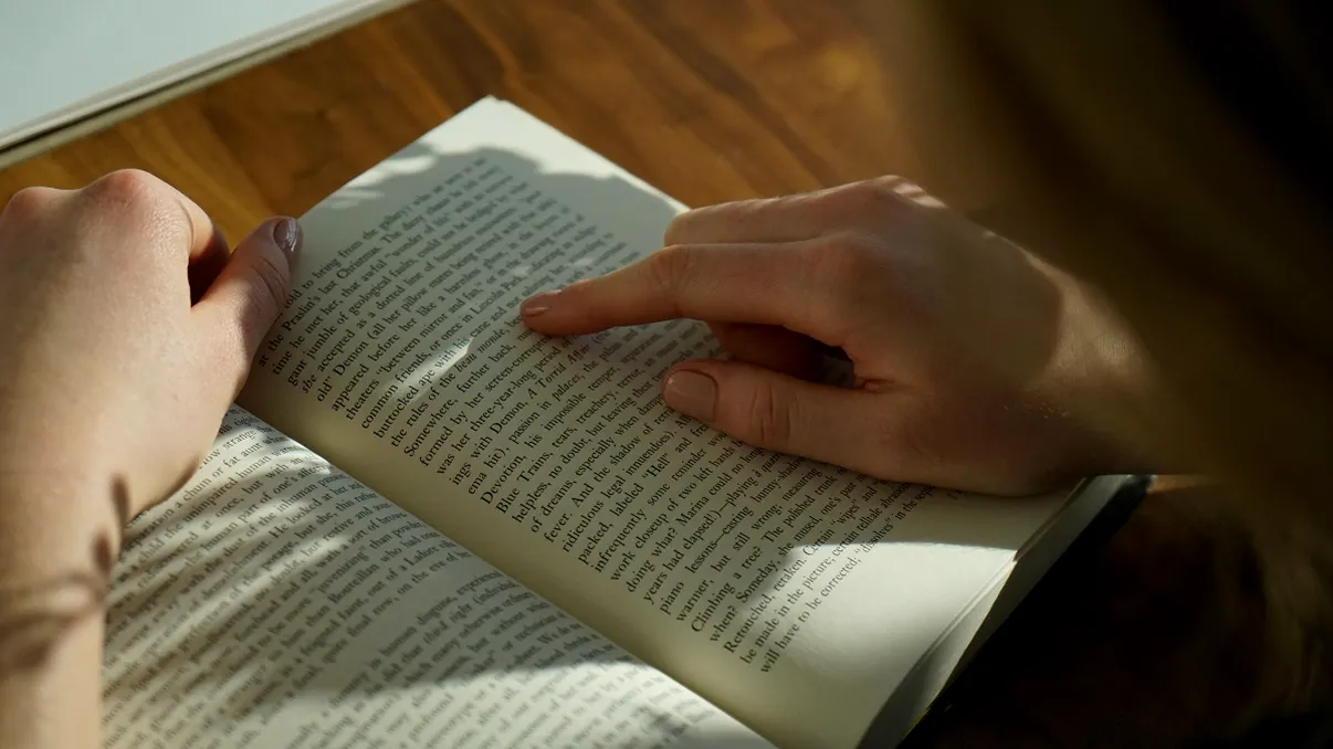 Statistici rușinoase pentru România. Câți români recunosc că nu au citit niciodată vreo carte. Beneficiile cititului pentru sănătate, explicate de cercetători