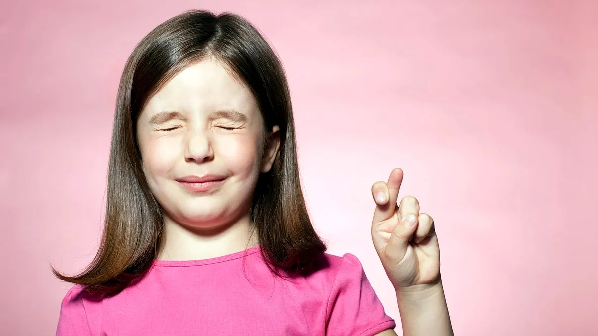 De ce ne încrucișăm degetele ca să avem noroc: explicația unui gest banal