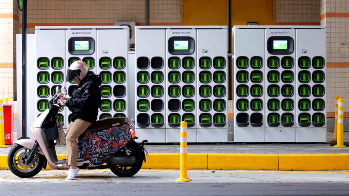 Schimbarea bateriei “din fugă”, o soluție ingenioasă: cum crește adopția de vehiculelor electrice