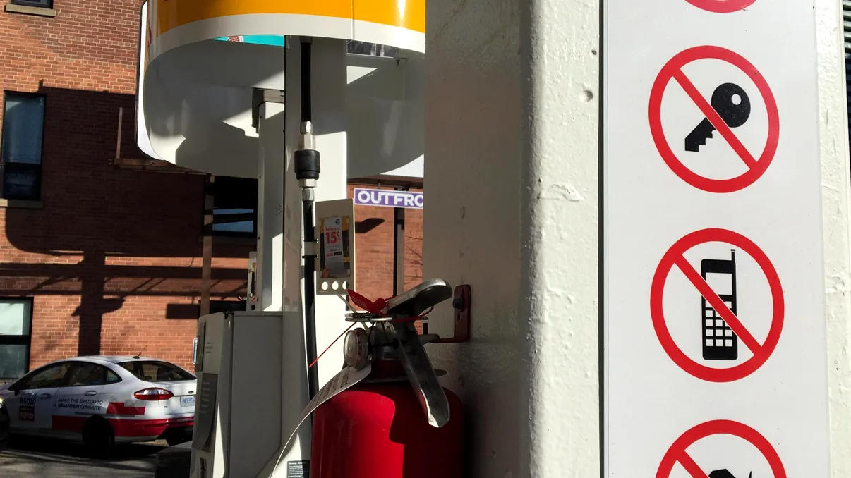 De ce ar trebui să-ți închizi telefonul în benzinării: gestul simplu care-ți poate salva viața