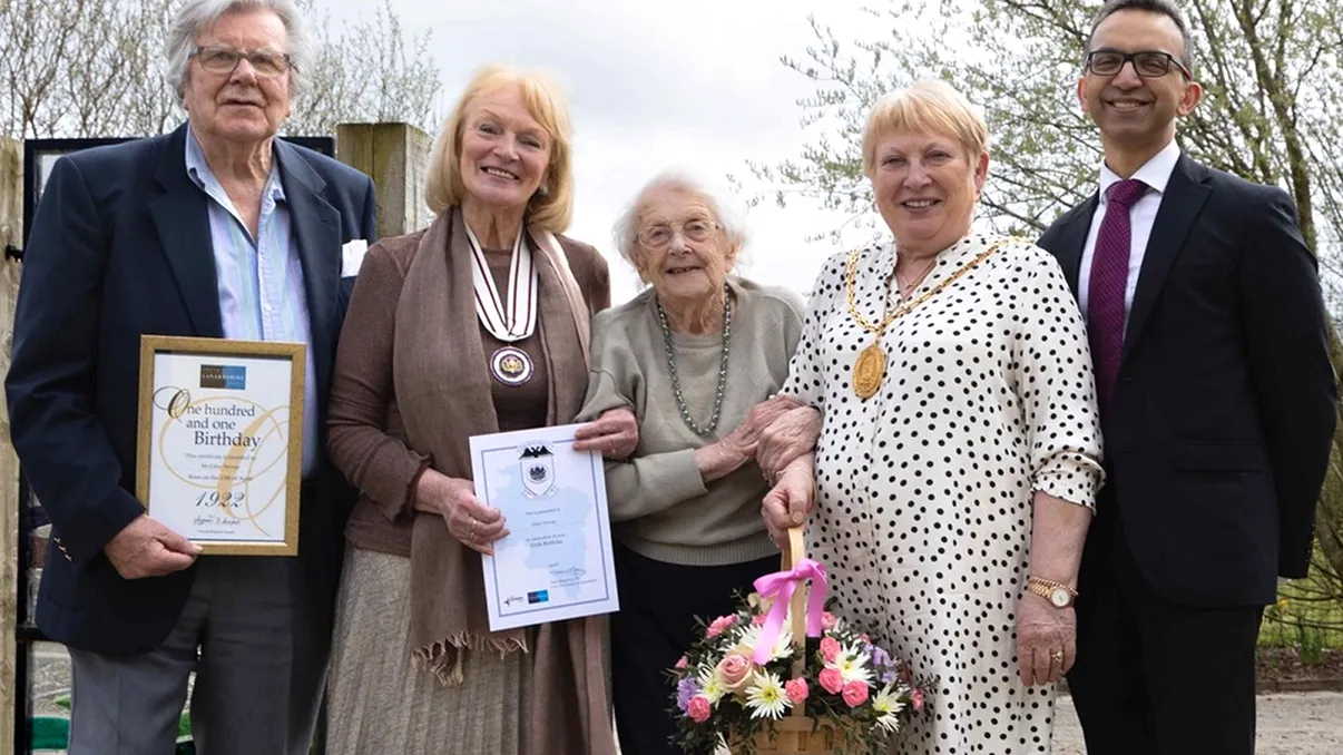 Dragoste la 101 ani. O fostă asistentă medicală susține că soțul ei mai tânăr este secretul longevității sale. Cum s-au cunoscut 