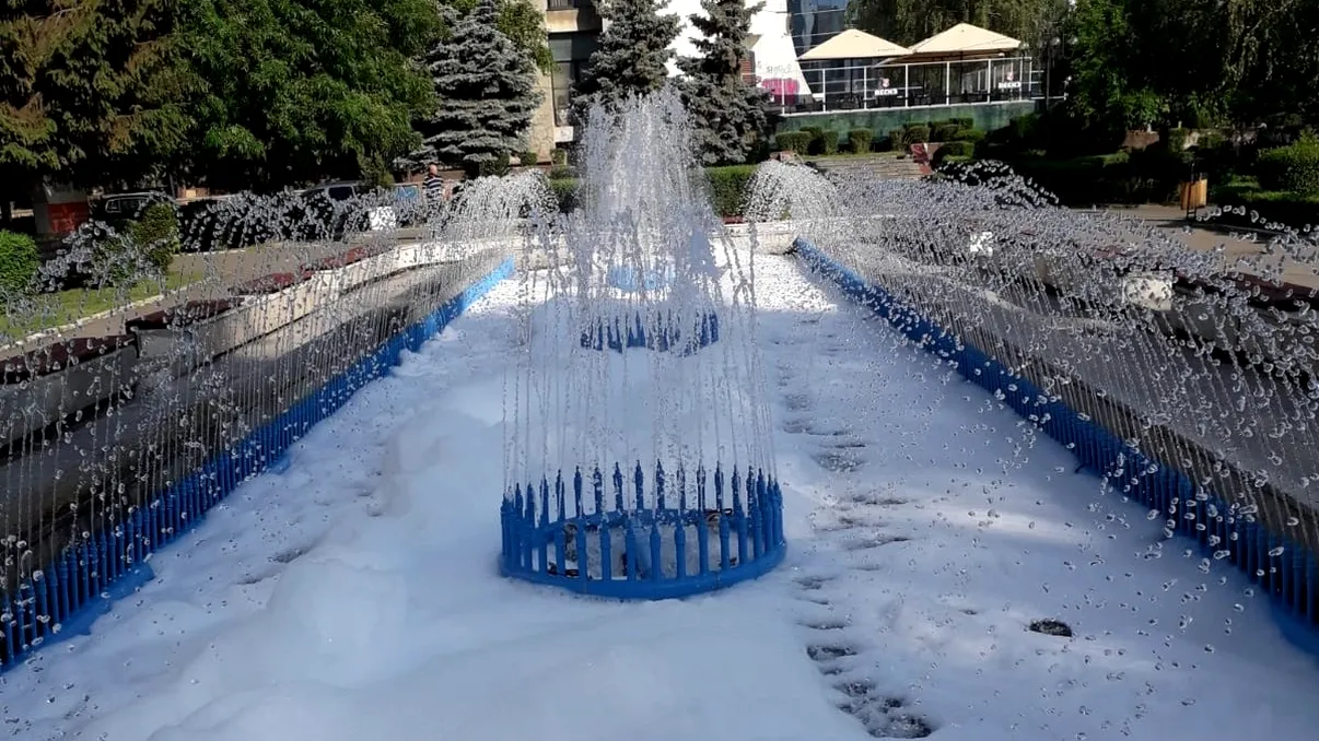 Fenomen ciudat în Ploiești. Cum a ajuns fântâna arteziană plină de spumă. Ce spun autoritățile