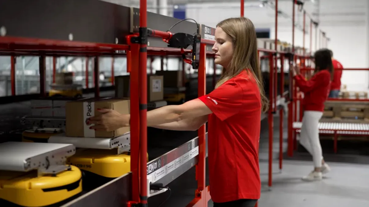 Siguranța meseriei de curier, în dilemă: cum au fost introduși roboții și soluțiile de inteligență artificială în curierat