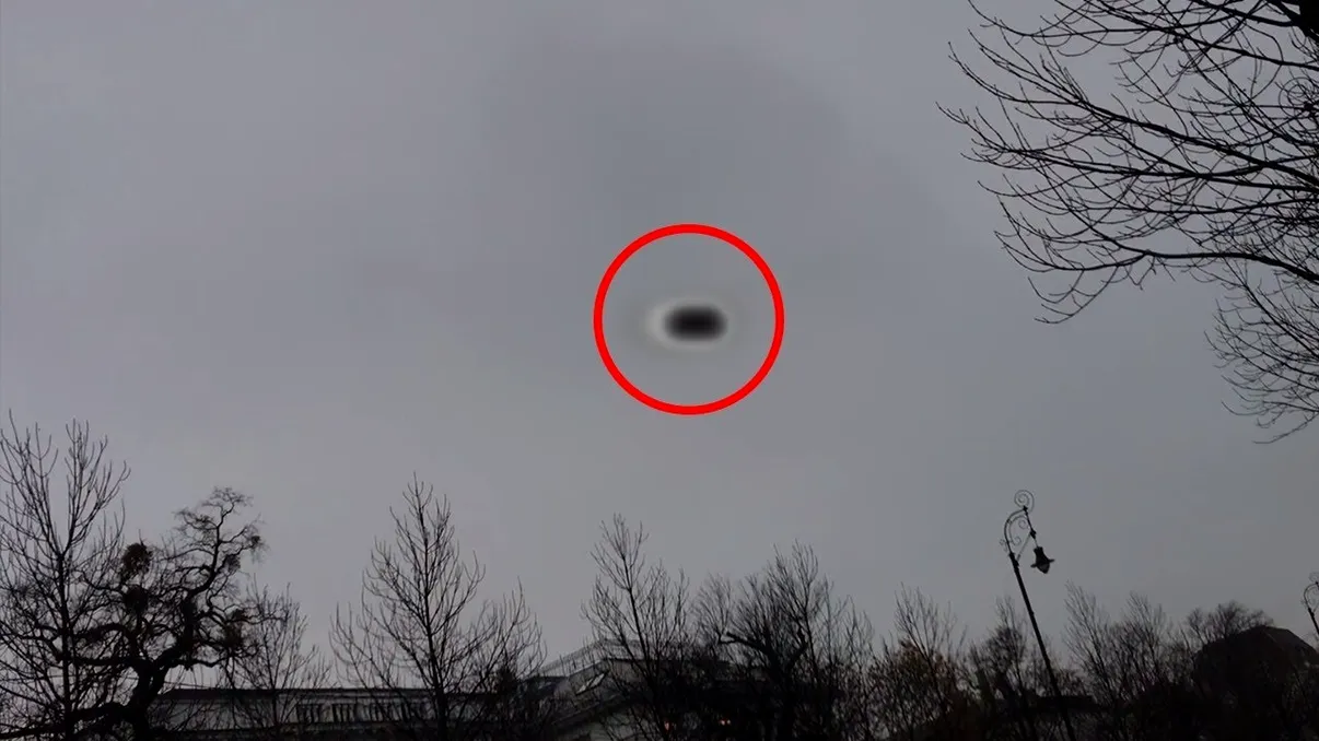 Mister deasupra Ungariei. O dronă a capturat un OZN cilindric. Filmarea care a creat haos