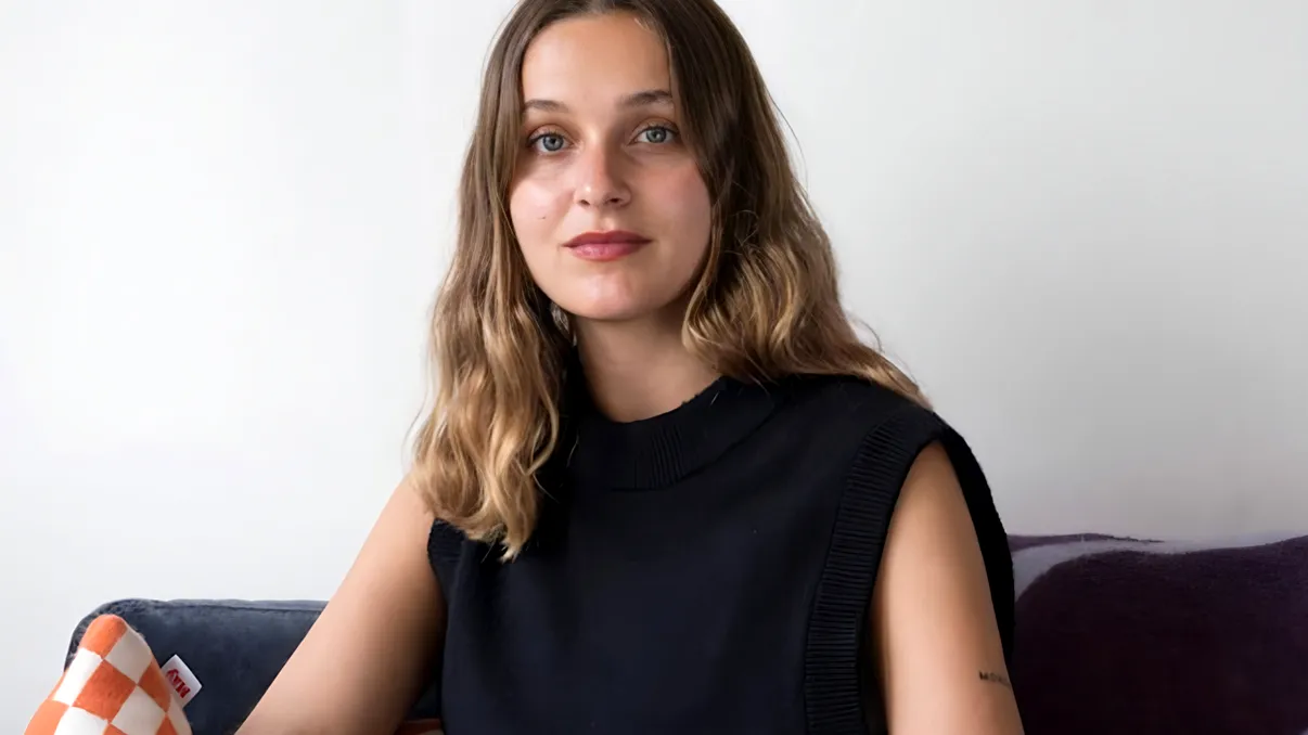 O tânără fotomodel a sărutat un străin, a cumpărat tuturor micul dejun la McDonald's şi a evacuat un aeroport. Ce explicaţie a dat poliţiştilor