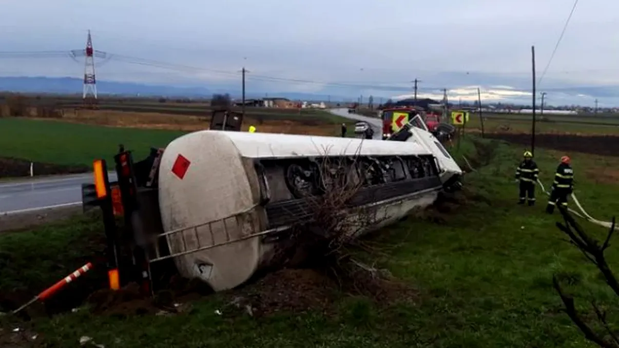Pericol de explozie în Neamț. O autocisternă încărcată cu motorină s-a răsturnat pe drumul DN2-E85