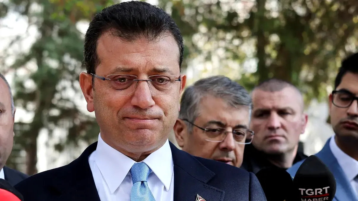 Primarul Istanbulului, atacat cu pietre în timp ce susținea un discurs pe un autobuz de campanie. Video