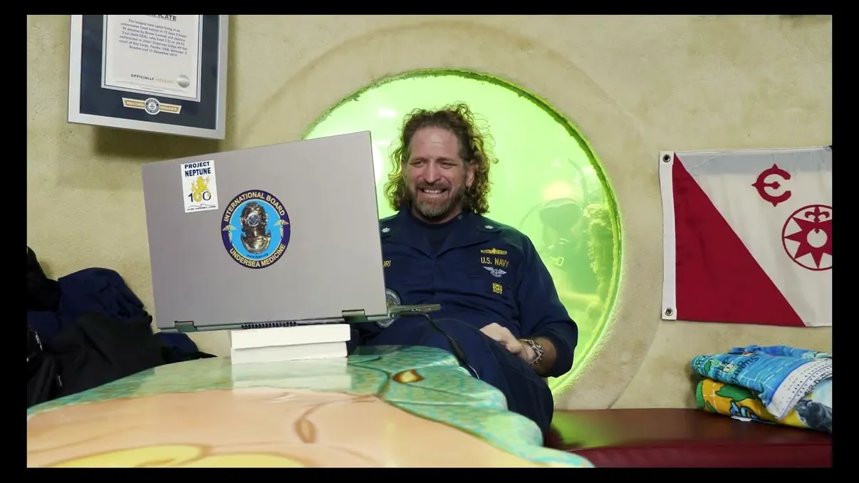 Record mondial. Un profesor universitar a trăit sub apă 74 de zile. Cum își petrece timpul la 10 metri adâncime