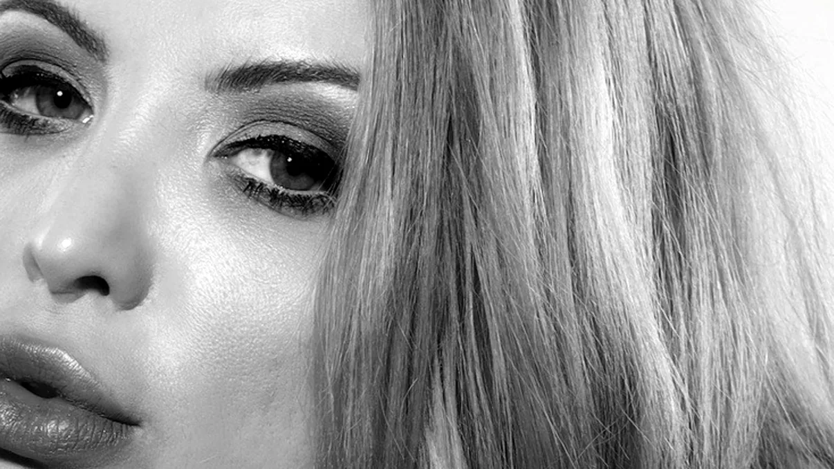 Cine este feblețea lui Tarantino, actrița română care a făcut actorie la Hollywood: Sabina Lisievici a scris prima sa carte la vârsta de opt ani