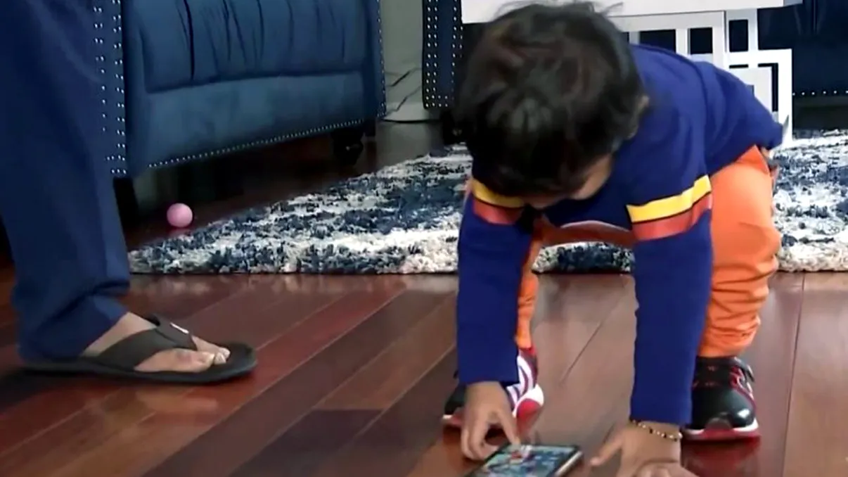 Un copil de 2 ani a apăsat din joacă un buton pe telefonul mamei și s-a ales cu toată casa remobilată