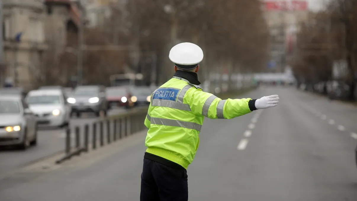 Un polițist rutier, lovit de o mașină în timp ce dirija traficul. Cum a avut loc incidentul