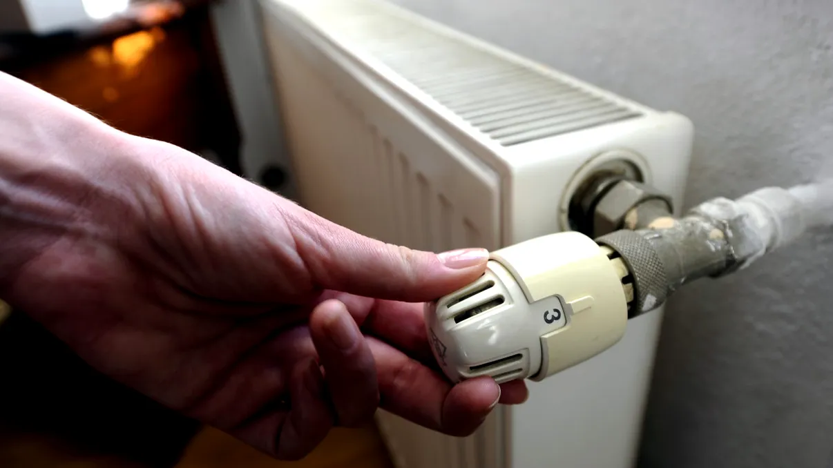 Cât de săraci sunt românii de trebuie să stea în frig: câți nu-și permit încălzirea locuinței în România, dar în occident