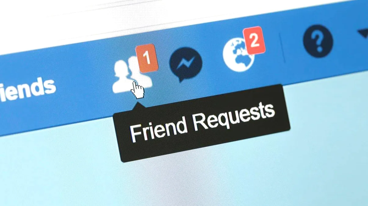 Facebook „te ajută” să te reconectezi cu „fostul”, fără voia ta: cum a trimis cereri de prietenie în numele tău