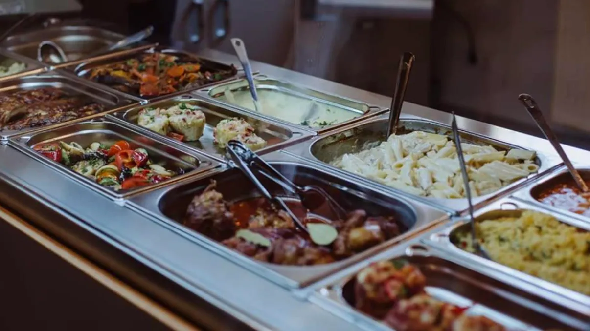 Situație halucinantă la o școală. Un șarpe mort a fost găsit în mâncarea oferită elevilor. Peste 100 de copii au ajuns la spital, în Bihar