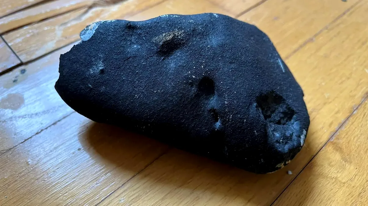 Un meteorit a intrat direct în locuința unei familii: de ce este specială rocă, ce se bănuiește a fi