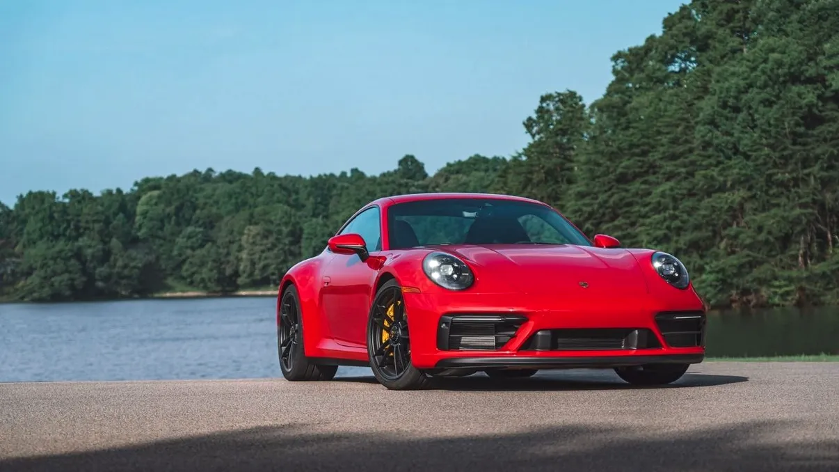 Cum se descurcă Aston Martin și Porsche pe timp de criză: brandurile de lux nu pleacă nicăieri