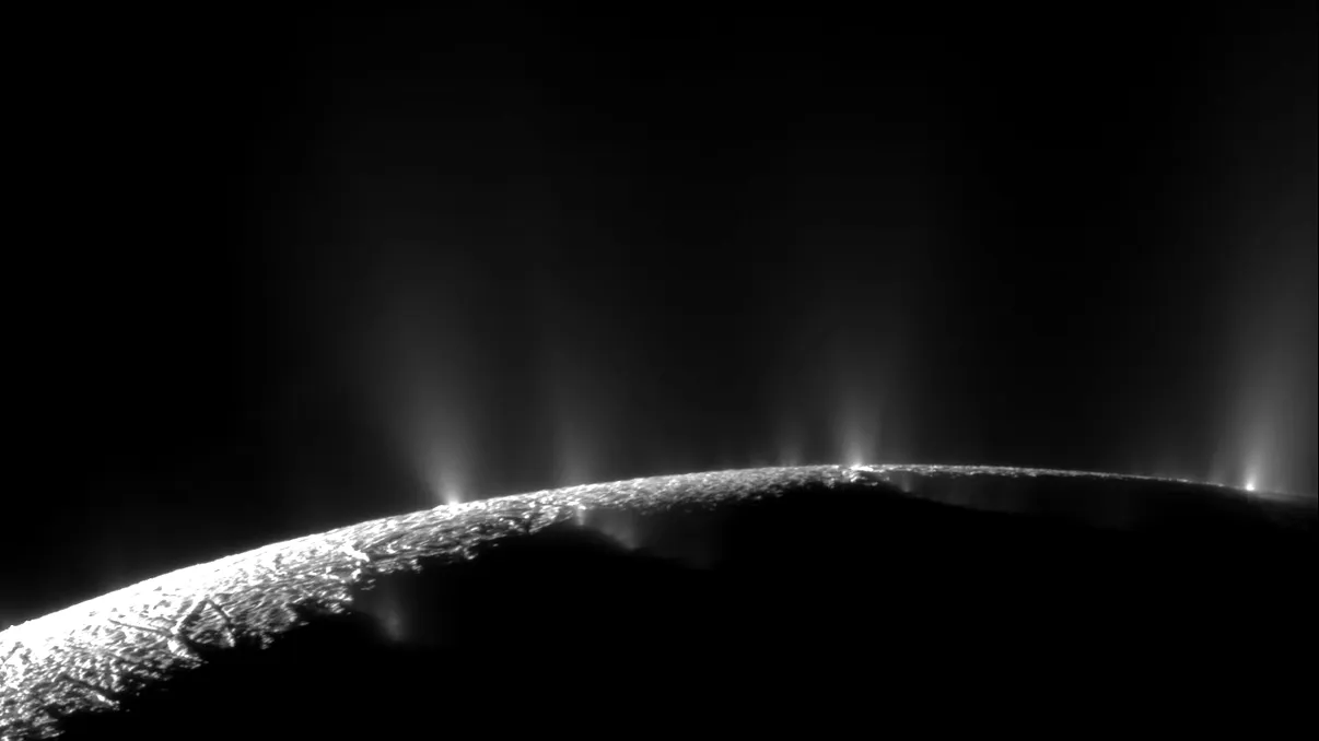 Un jet de apă colosal, nemaivăzut în spațiu, a ieșit din luna lui Saturn: ce au descoperit astronomii