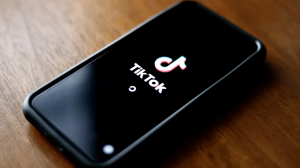 TikTok, un risc de securitate pentru români: nu-ți pasă, dar SRI recomandă dezinstalarea aplicației